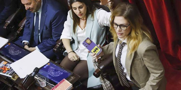 Juego de traiciones: las presencias y los cambios de voto que explican la magnitud del revés parlamentario que recibió Milei