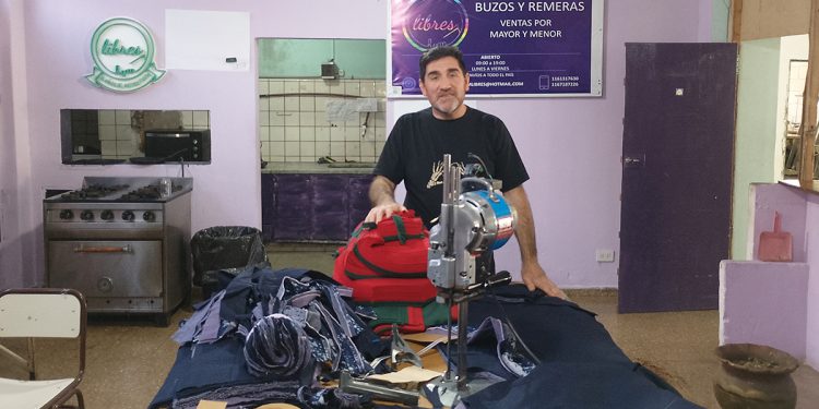 La cooperativa textil «Hombres y Mujeres Libres» soporta la crisis de ventas