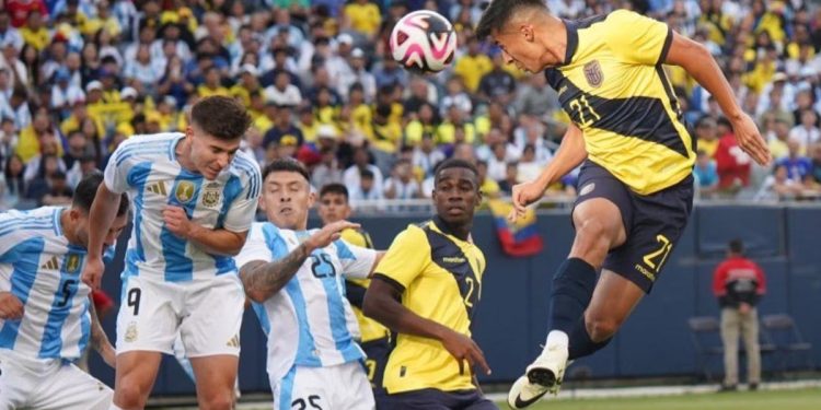 La Selección argentina visita a Ecuador en el cierre de las Eliminatorias: horario, TV y formaciones