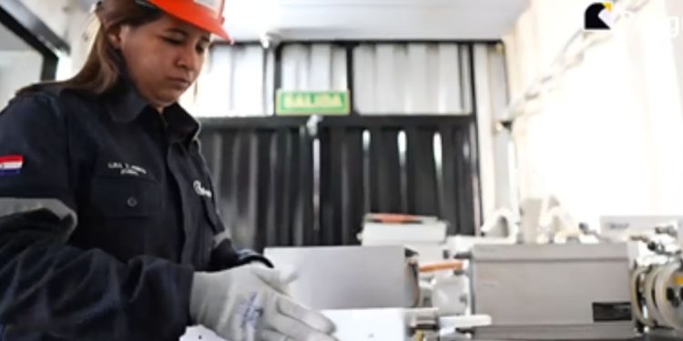 Más allá de los mineros: esta entusiasta repara ASIC y enseña sobre Bitcoin a los niños de Paraguay