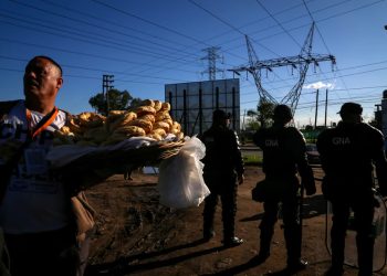 Miedo, gendarmes y bolsones en Moreno: embarrado cierre de campaña libertario