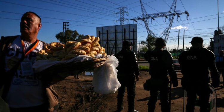 Miedo, gendarmes y bolsones en Moreno: embarrado cierre de campaña libertario