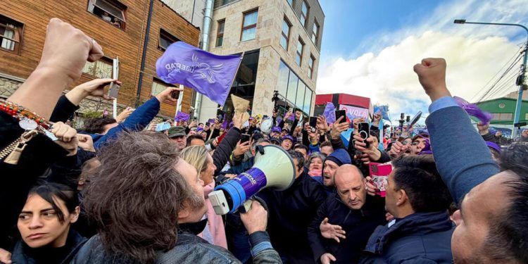 Milei suspendió el acto y la caminata en el centro de Ushuaia por baja convocatoria y las fuertes protestas