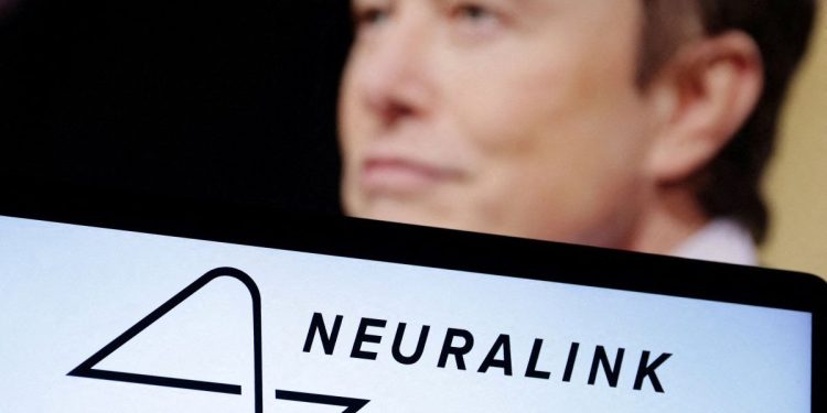 Neuralink, de Elon Musk, ya implantó chips cerebrales en 12 personas y busca expandirse a Europa