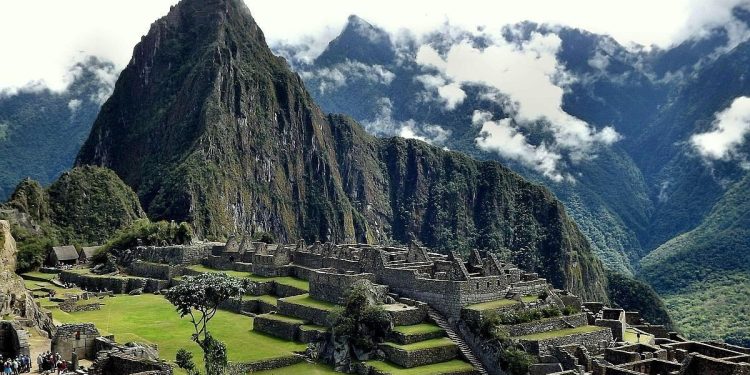 Protestas en Machu Pichu dejaron varados a 1.400 turistas y un saldo de 14 heridos