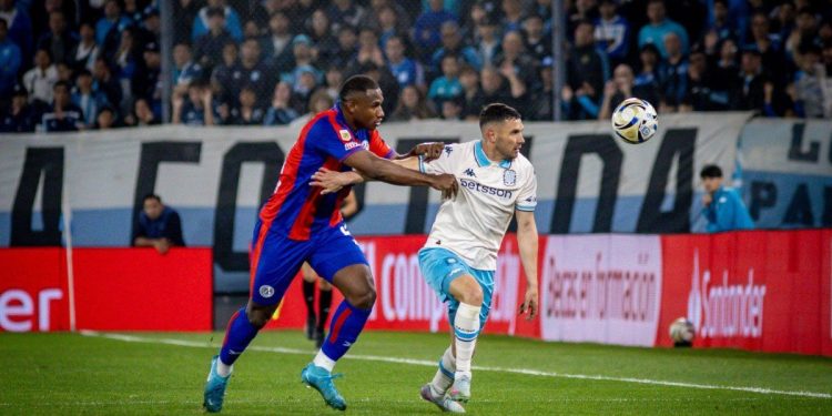 Racing volvió al triunfo y se impuso 2-0 ante San Lorenzo