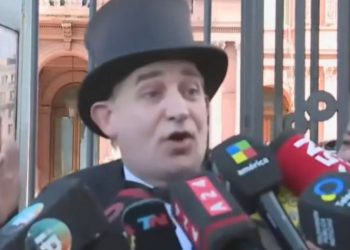 Reapareció el Mago sin Dientes en la puerta de la Casa Rosada y pidió hablar con Javier Milei