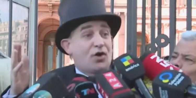 Reapareció el Mago sin Dientes en la puerta de la Casa Rosada y pidió hablar con Javier Milei