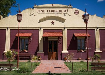 Roque Pérez festeja el aniversario de su cine rural único con L-Gante como protagonista