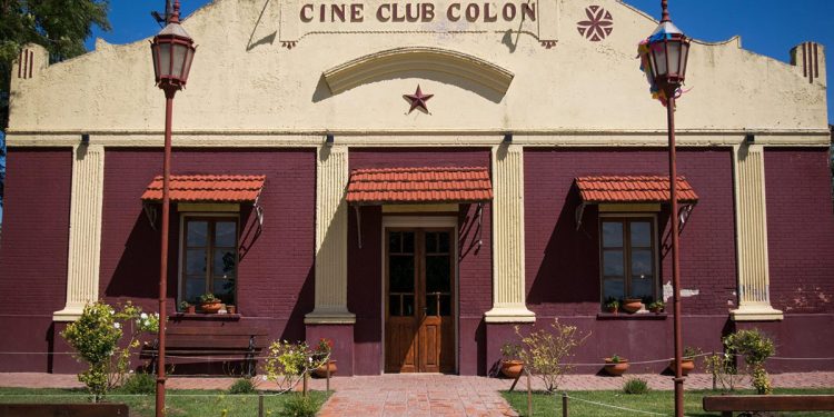 Roque Pérez festeja el aniversario de su cine rural único con L-Gante como protagonista