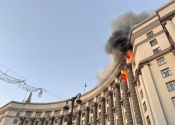 Rusia lanzó su mayor ofensiva aérea contra Ucrania y por primera vez atacó un edificio gubernamental