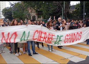 Semaforazos, cortes y movilización: se agudiza el plan de lucha contra el cierre de grados en CABA