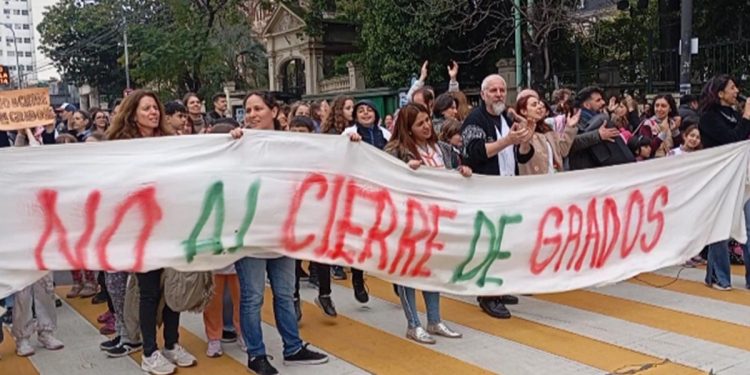 Semaforazos, cortes y movilización: se agudiza el plan de lucha contra el cierre de grados en CABA