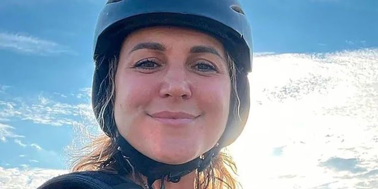 Una deportista quiso tomarse una selfie a 90 metros de altura, resbaló y murió tras caer frente a su hijo