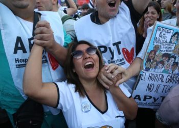 «¡A los vetos, se los meten en el culo!»: el festejo del Garrahan y las universidades frente al Congreso