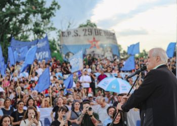 Banderazo de Taiana en Moreno: las voces de los ajustados de Milei protagonizan el final de la campaña