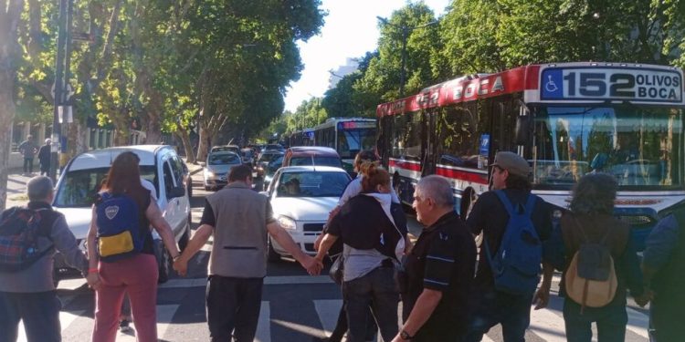 CABA: 30 familias evacuadas por un escape de gas de Shell reclaman hace días volver a sus casas