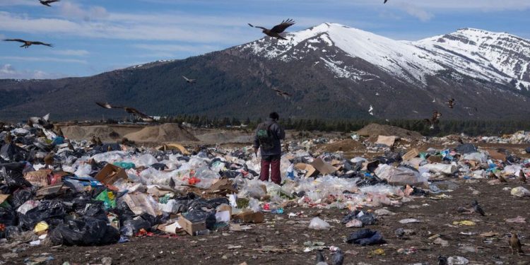Crisis sanitaria en Bariloche por uno de los basurales más grandes del mundo