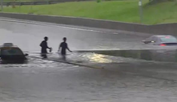 Diluvio en AMBA: se inundó la General Paz, un hombre murió en medio de las lluvias y rige un alerta naranja