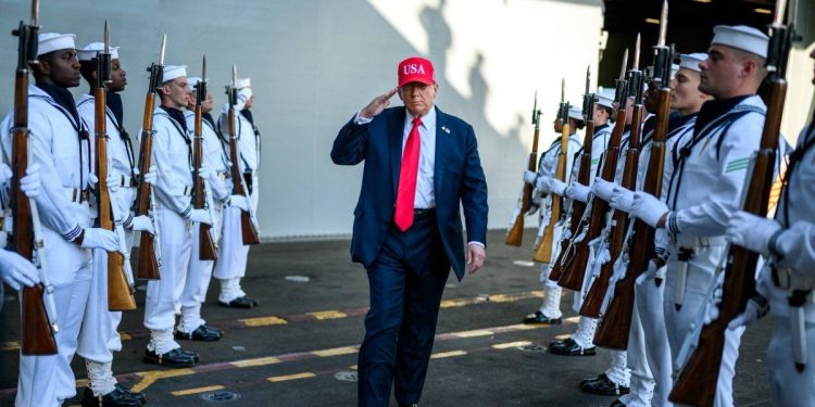 Donald Trump presiona con miles de despidos para revertir el shutdown en EEUU