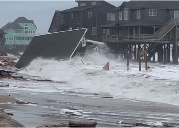 EEUU devastador: el mar arrasó viviendas costeras en Carolina del Norte tras el paso de los huracanes Humberto e Imelda
