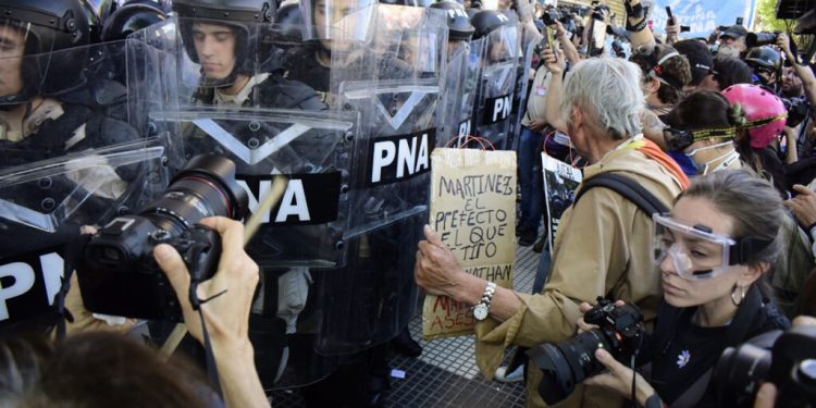 Feroz represión a jubilados en el Congreso dejó 20 heridos