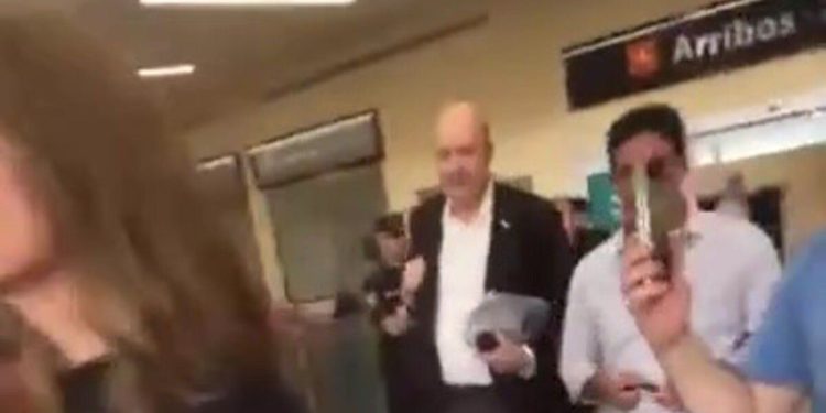 Insultos y repudio a Federico Sturzenegger en su llegada a La Pampa