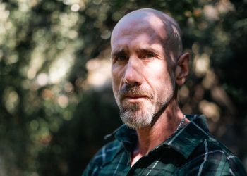 Isra Bravo, el copywriter que logró un negocio millonario desde cero: “La perseverancia es mucho más importante que el talento”