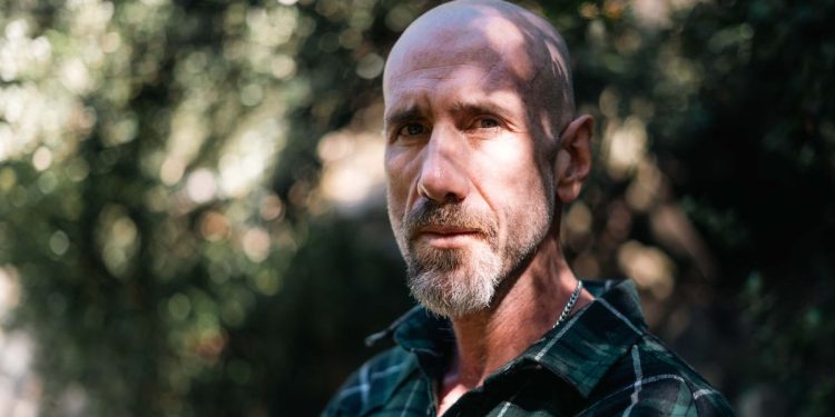 Isra Bravo, el copywriter que logró un negocio millonario desde cero: “La perseverancia es mucho más importante que el talento”