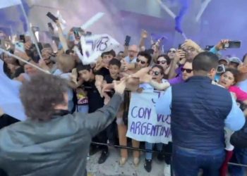 Javier Milei debió suspender su caminata en Santa Fe y ya viaja a Entre Ríos en modo campaña