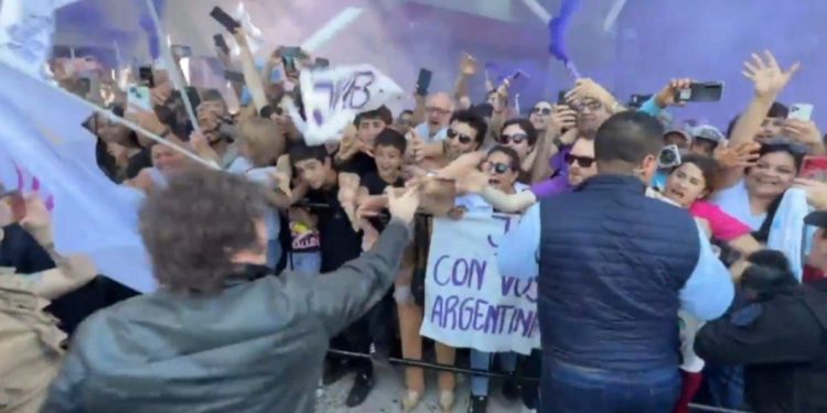 Javier Milei debió suspender su caminata en Santa Fe y ya viaja a Entre Ríos en modo campaña