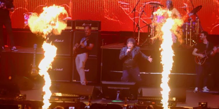 Javier Milei, genuino o moderado: campaña en modo manta corta, esquirlas de Espert y la ventana abierta para pedir