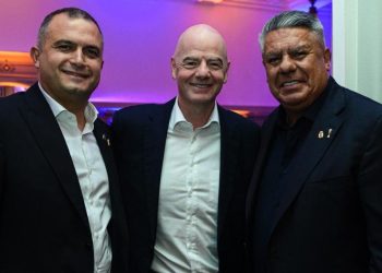 La AFA alcanzó un hito histórico en la FIFA: Claudio Tapia liderará la comisión que define las reglas del fútbol mundial