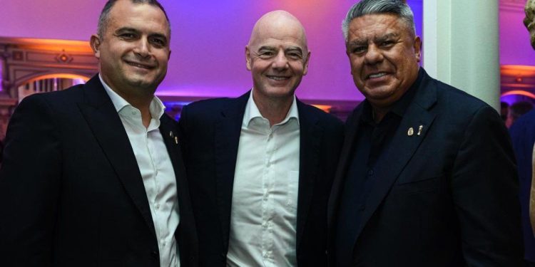 La AFA alcanzó un hito histórico en la FIFA: Claudio Tapia liderará la comisión que define las reglas del fútbol mundial