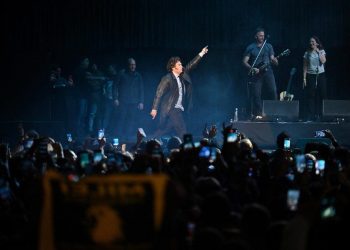 La banda en fuga: El insólito recital de Milei para celebrar su «milagro» mientras el país se desmorona