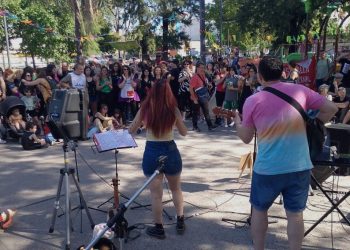 La comunidad educativa realizó el primer gran evento contra el cierre de escuelas porteñas