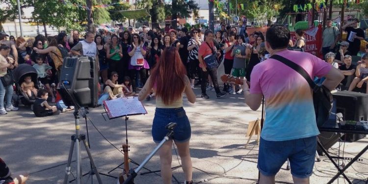La comunidad educativa realizó el primer gran evento contra el cierre de escuelas porteñas