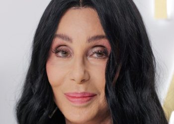 La foto de Cher que emociona a todos sus fans: el antes y después de la cantante en una misma imagen creada por la Inteligencia Artificial
