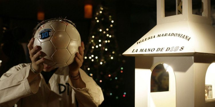 La Iglesia Maradoniana celebró el cumpleaños 65 de Diego: sus hermanas dijeron presente y fueron “bautizadas”