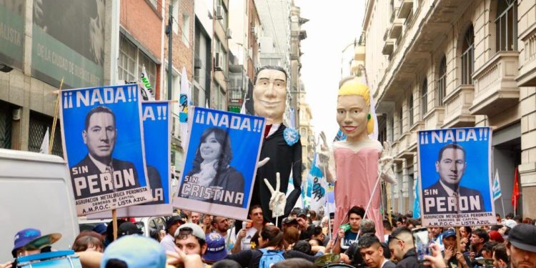 Leales de corazón: sentires de la caravana para bancar a Cristina