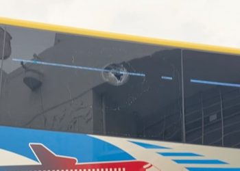 Otra vez violencia: hinchas de U. de Chile apedrearon el micro que transportaba a Lanús