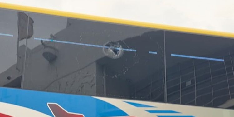 Otra vez violencia: hinchas de U. de Chile apedrearon el micro que transportaba a Lanús