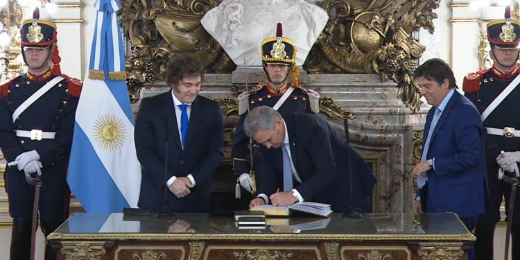 Pablo Quirno juró como nuevo canciller con el tratado de libre comercio en la mira