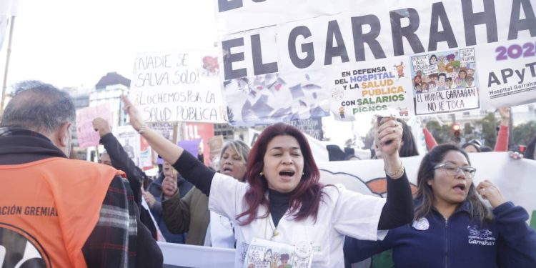 Paro y marcha desde el Garrahan por el rechazo definitivo del Congreso al veto de Milei