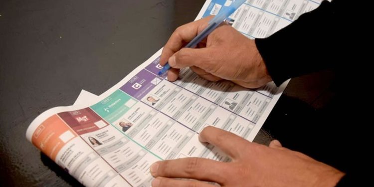 Piden a la justicia que rechace la reimpresión de boletas y el ascenso de Diego Santilli como primer candidato de LLA