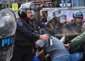 Piden enviar a juicio al policía procesado por gasear a una nena en una marcha de jubilados