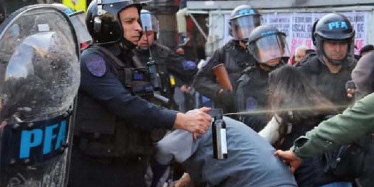 Piden enviar a juicio al policía procesado por gasear a una nena en una marcha de jubilados