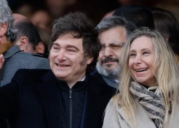 El silencio de Karina vale oro. el detrás de cámara, literal mirá como te hacen el verso