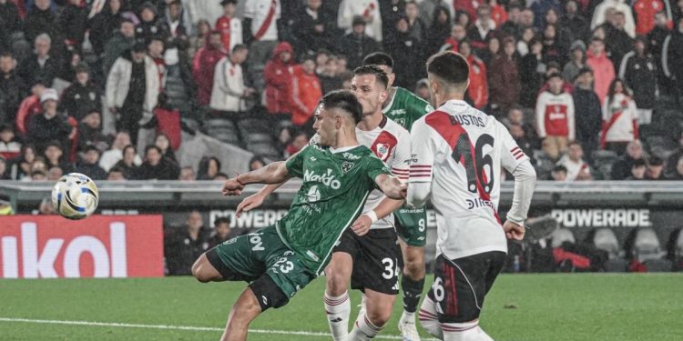 Sarmiento logró un triunfo histórico y dejó a River ahogado en su crisis deportiva