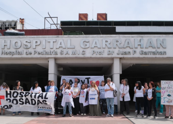 Trabajadores del Garrahan encabezaron una caravana a Olivos para reclamar la implementación de la ley de Emergencia Pediátrica